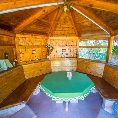 Laura * موستار