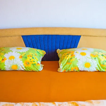 فيلة Laura موستار