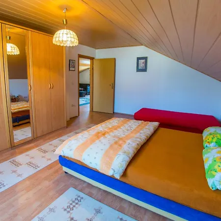 Laura * موستار